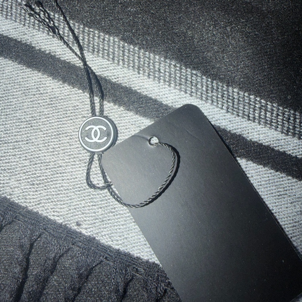 CHANEL Elegant Black and Gray Throw - Picture 4 of 7